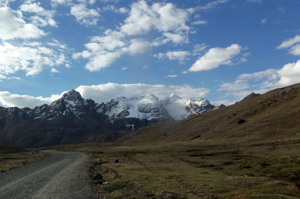 Paysages autour du glacier Pastoruri, qui a le plus reculé au cours des 40 dernières années dans la Cordillère Blanche, au Pérou.